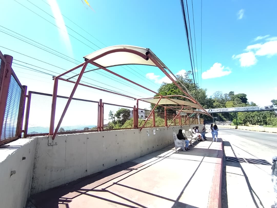 Parada del kilómetro 22 está sin techo  