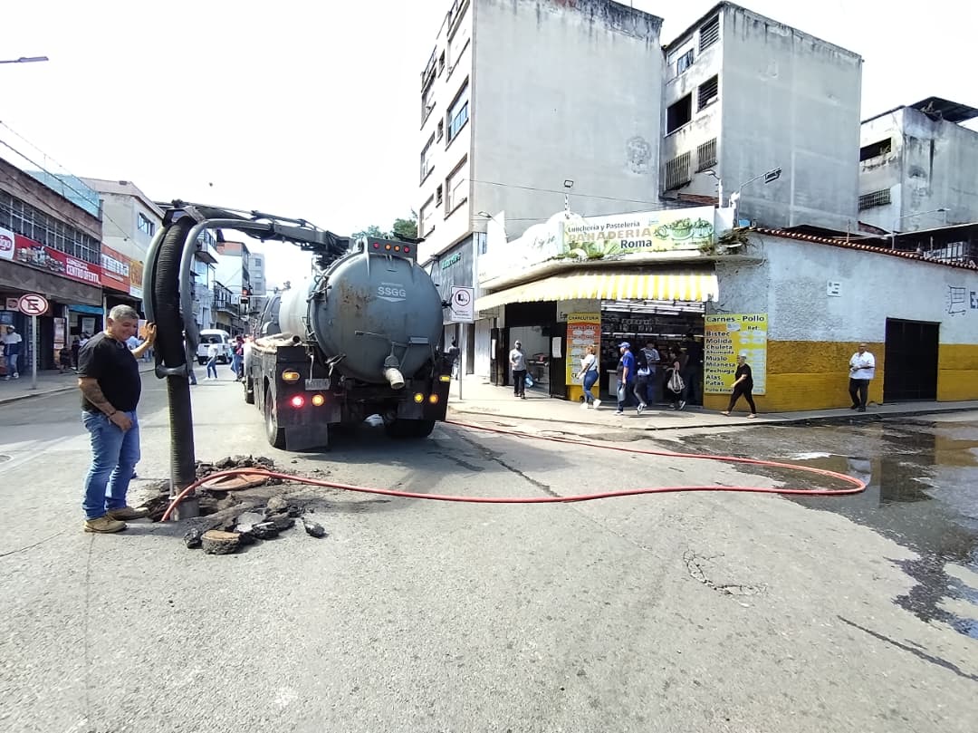Destapan tres tanquillas en la calle Vargas