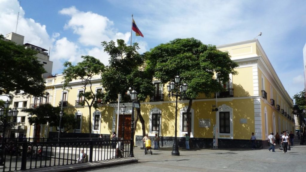 Venezuela cierra sus embajadas en Noruega y Australia