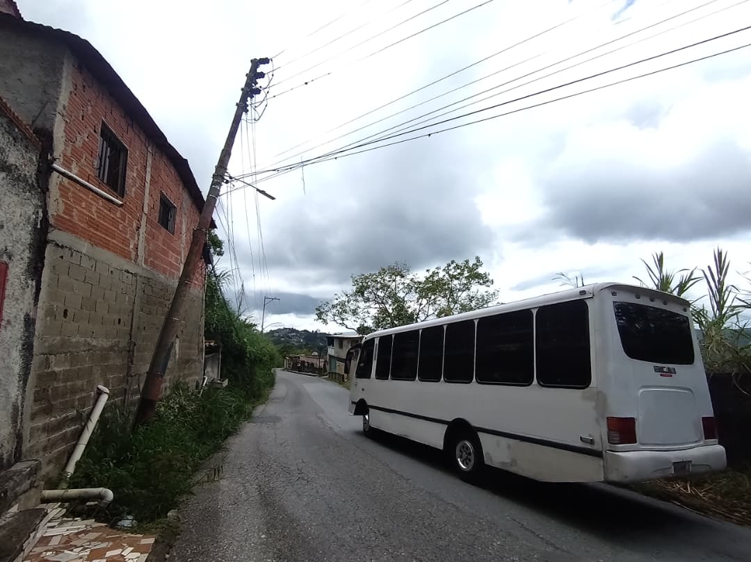 Alertan sobre poste inclinado en Lagunetica
