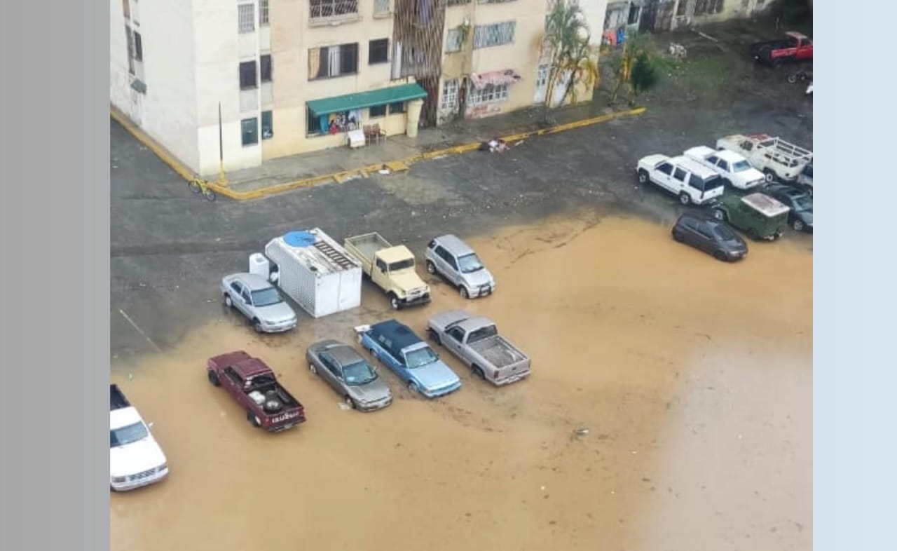 Colapsa torrentera y causa inundación en El Trigo