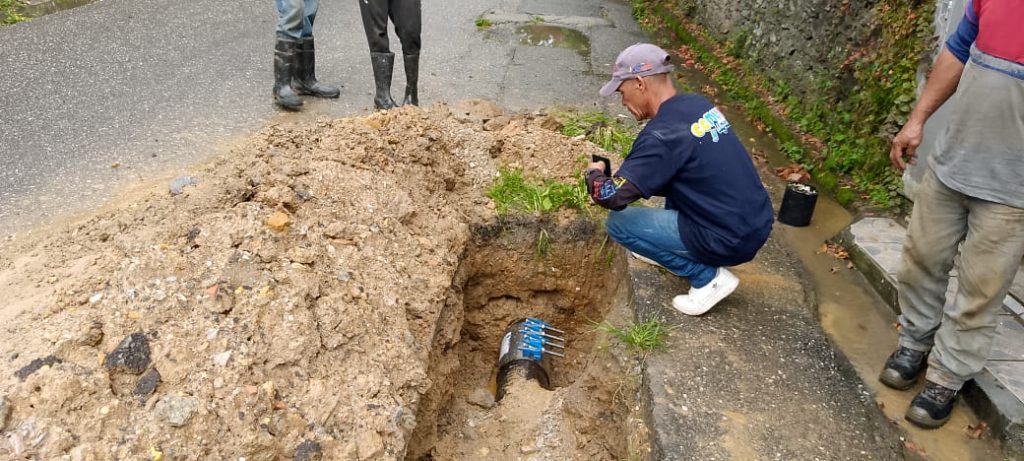 Reparan tubería de aguas blancas en La Macarena Sur