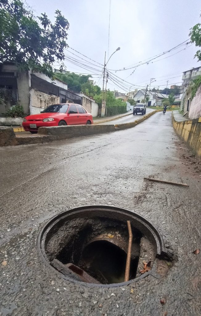 Tanquilla sin tapa pone en riesgo a conductores