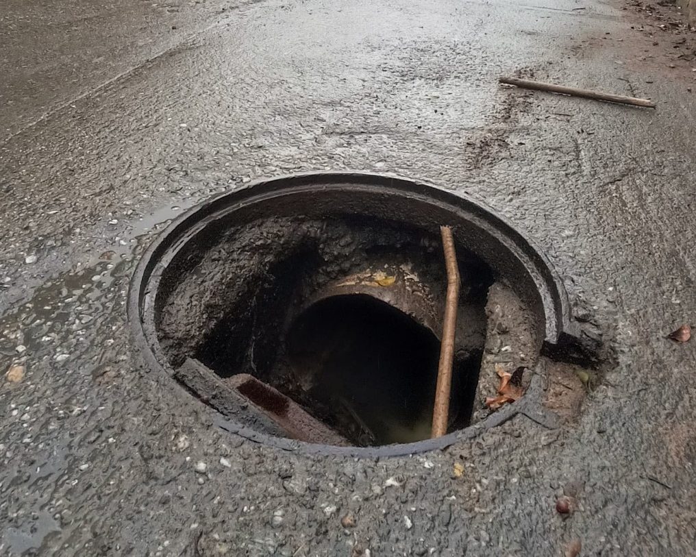 Tanquilla sin tapa pone en riesgo a conductores