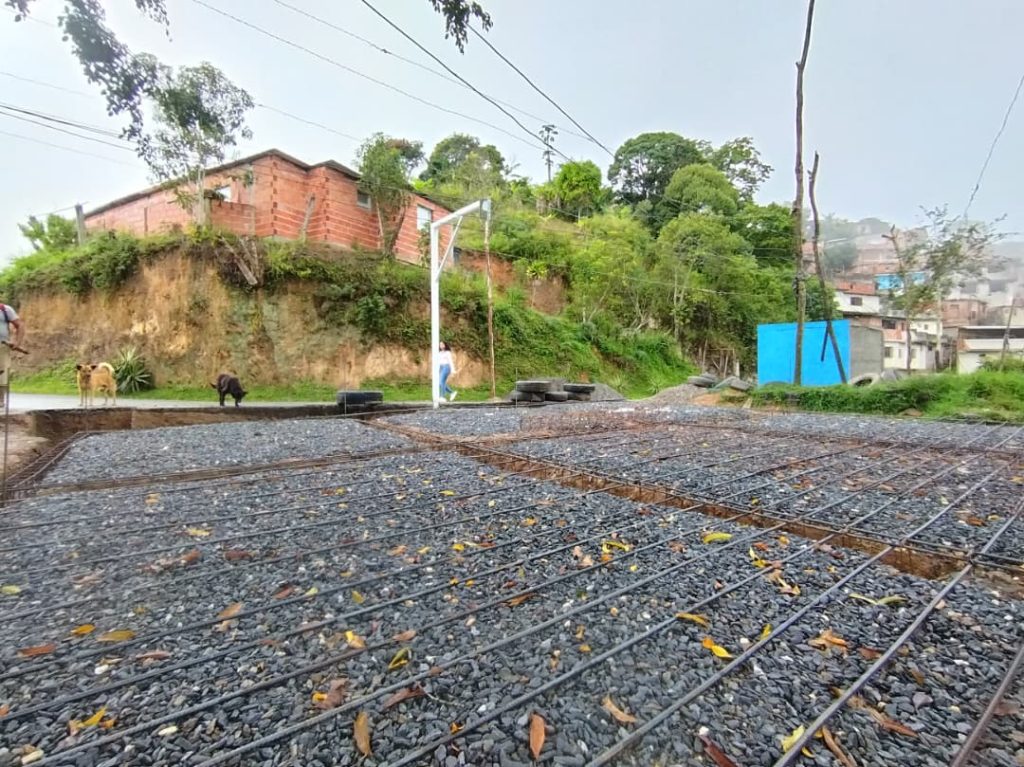 Construyen cancha en El Tigrito