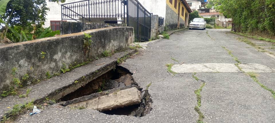 Colapso de carretera amenaza a 100 familias