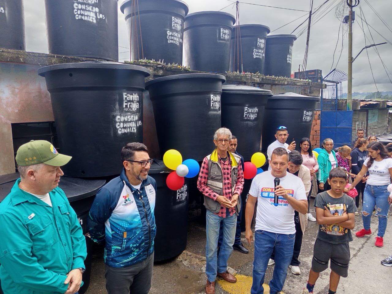 Distribuyen 43 tanques de agua en Las Canales