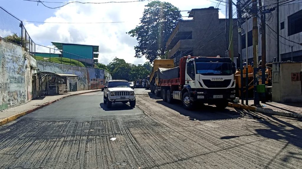 Con Bs. 49 millones reparan vías de Carrizal