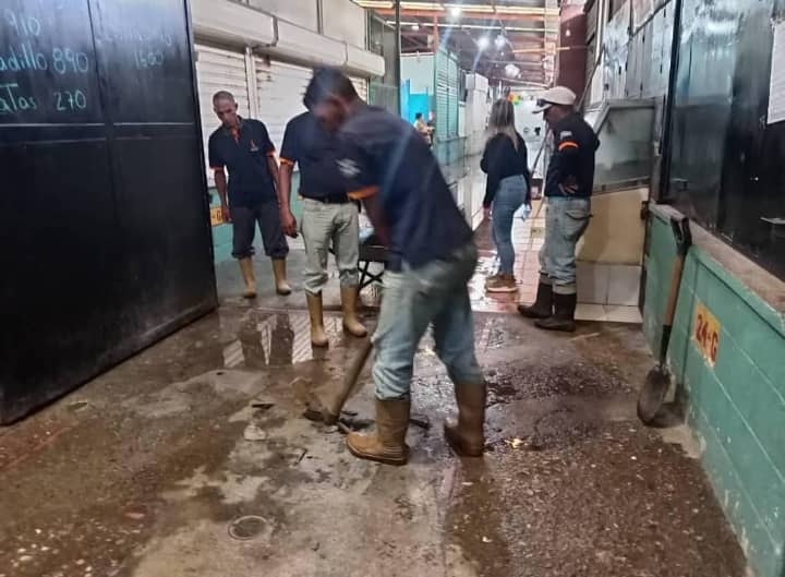 Recuperan áreas de mercados municipales