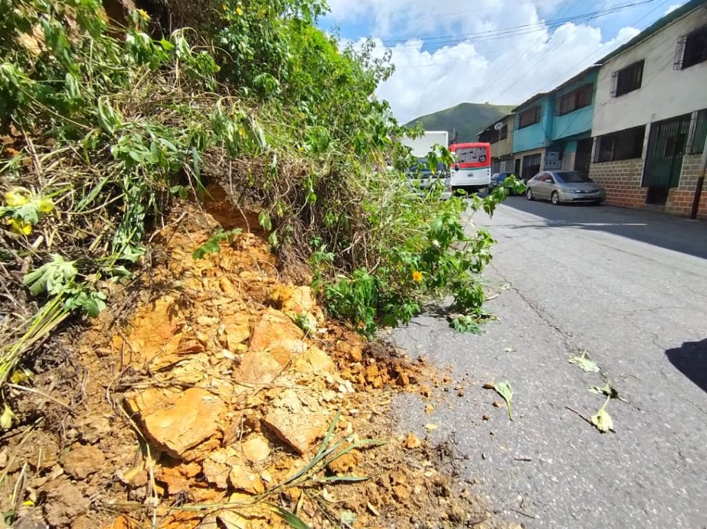Derrumbe en la carretera vieja