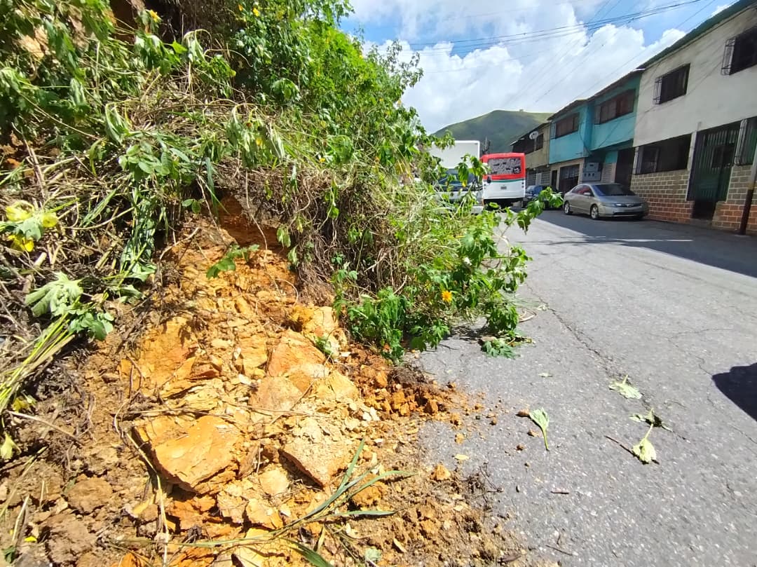 Derrumbe en la carretera vieja