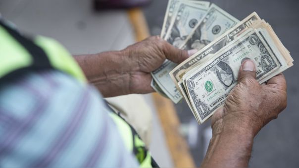 Dos detenidos por manipular cotización del dólar en Binance