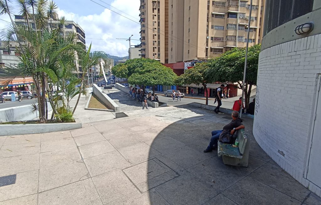 “Borrachitos” usan plaza de Los Teques como dormitorio