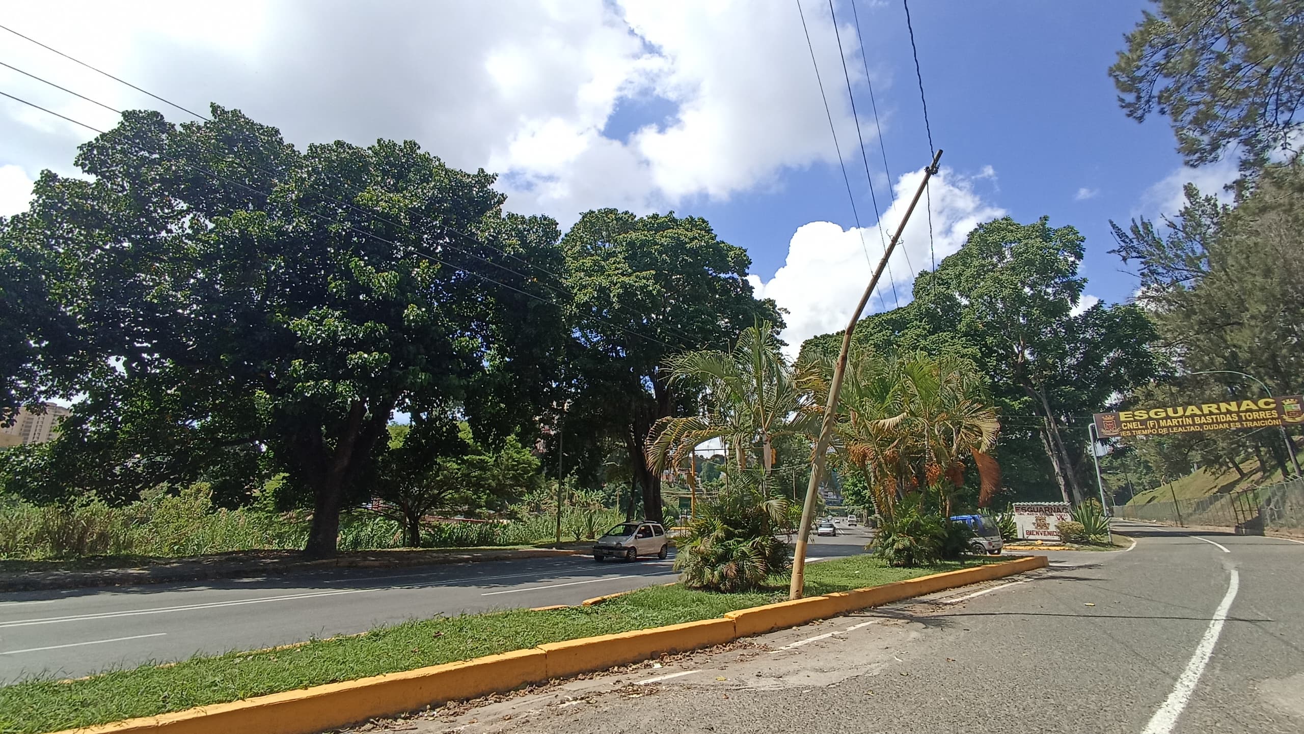 Mete miedo un poste en la entrada de la Esguarnac