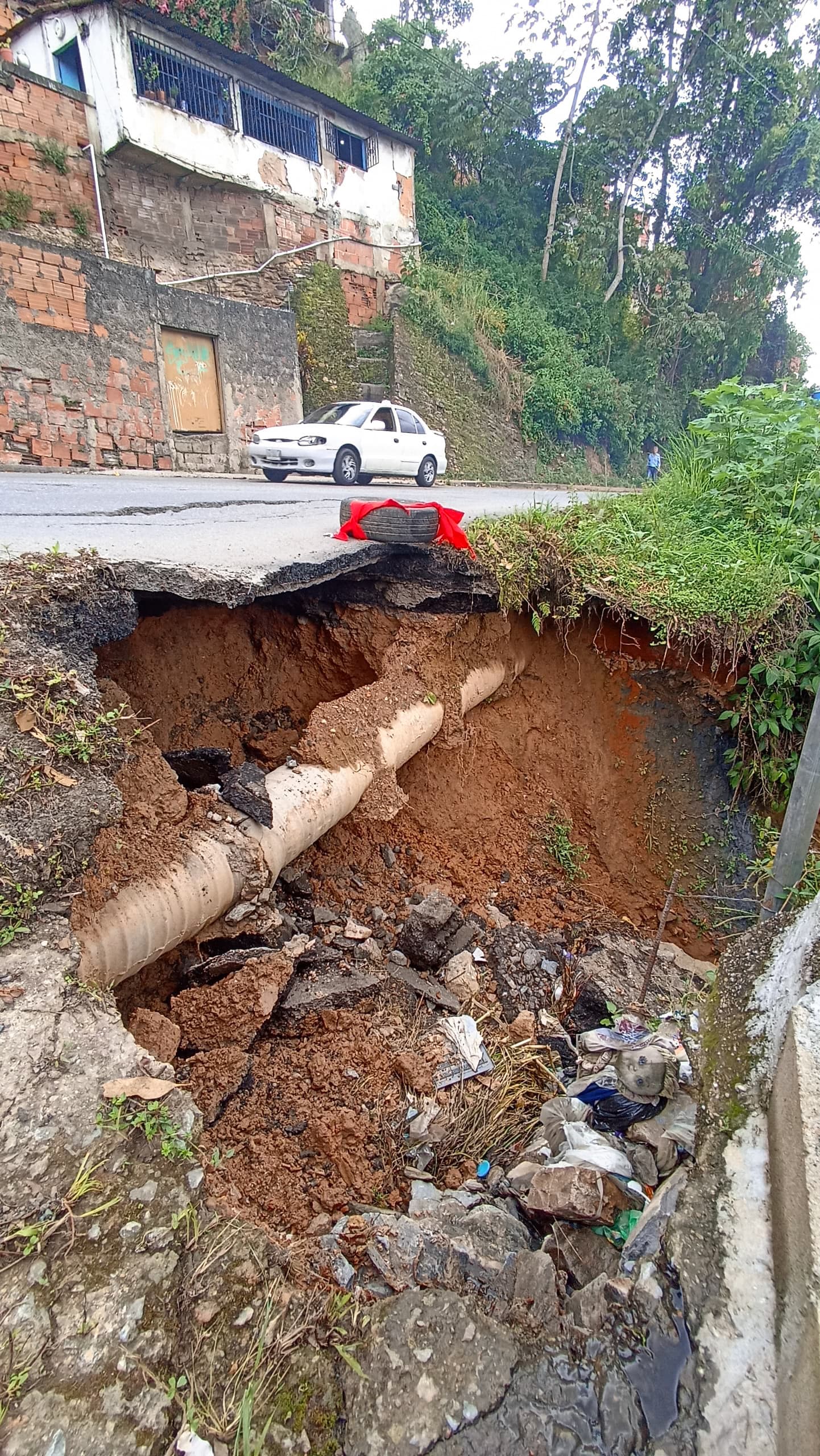 Falla de borde en vía a Lagunetica da miedo