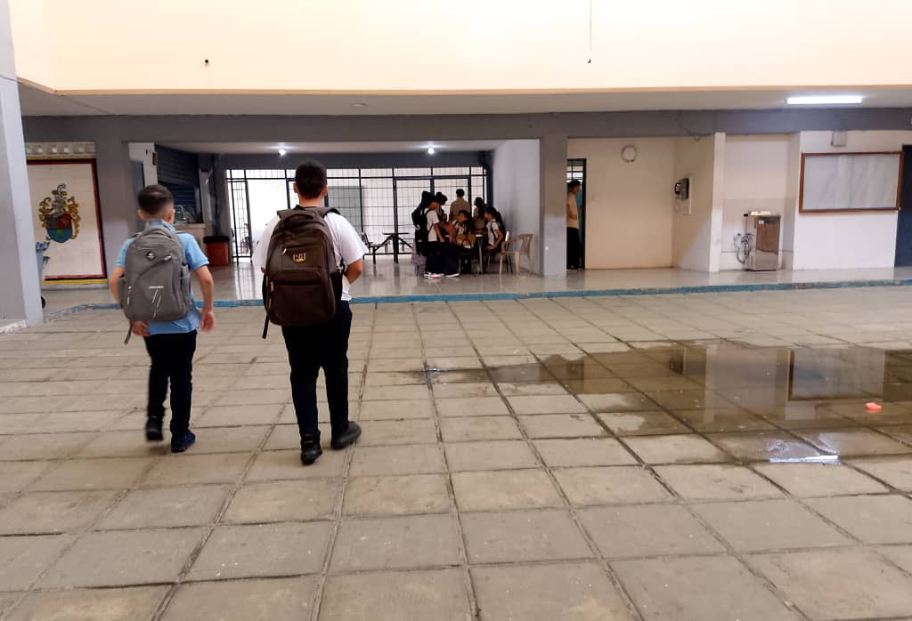 Preocupación por bote de aguas servidas en la UE Egui Arocha