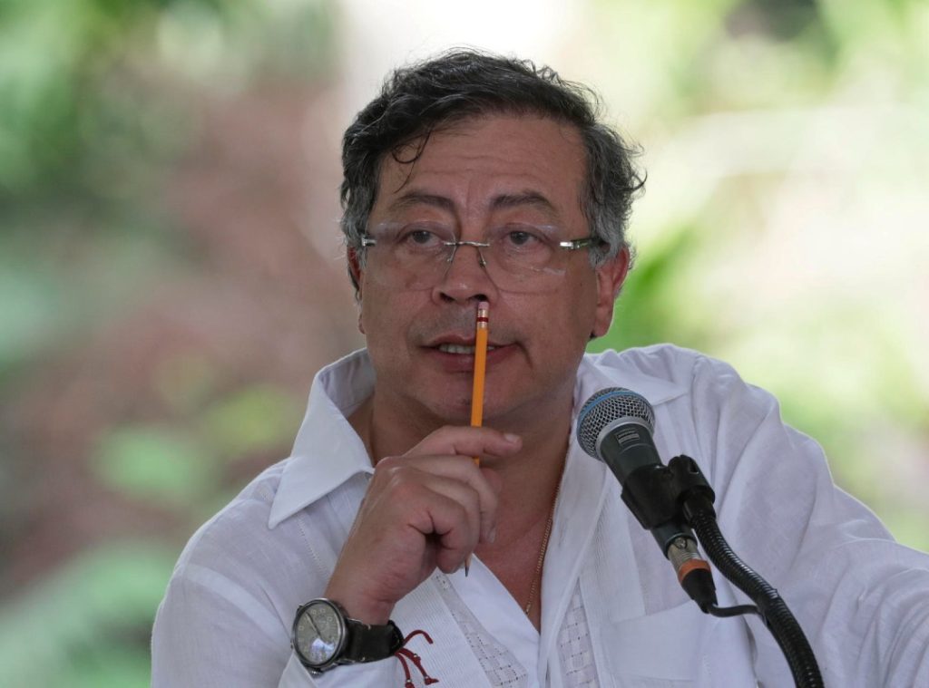 Petro en respuesta a sanción: “jamás de rodillas”