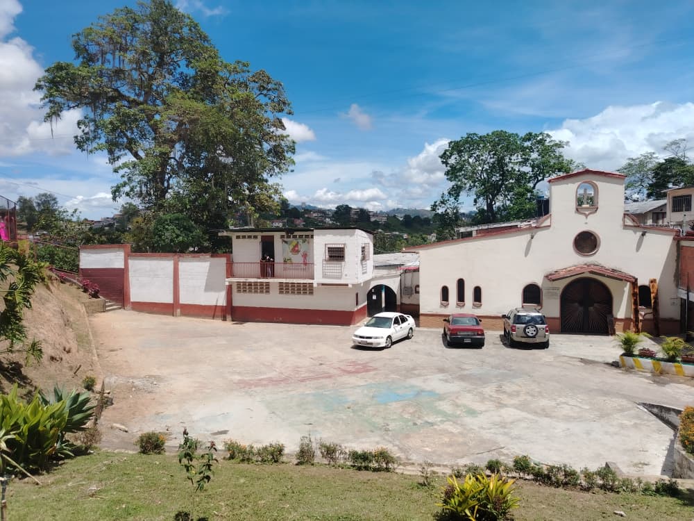 Temen colapso de colegio en Los Teques