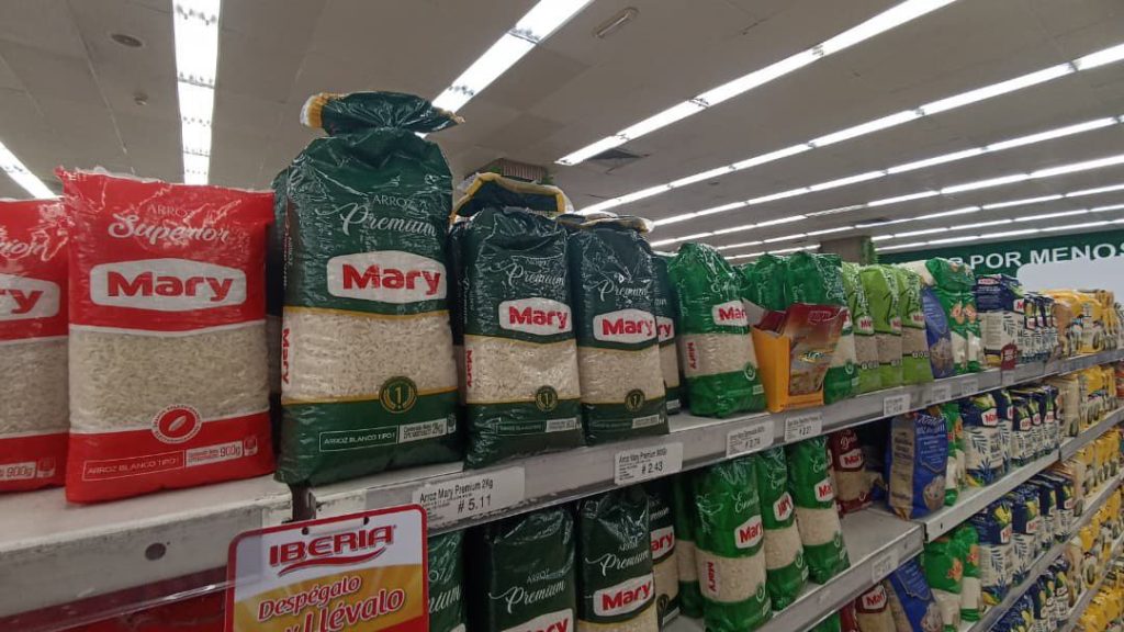 Mary ofrece su arroz de dos kilos en los Altos