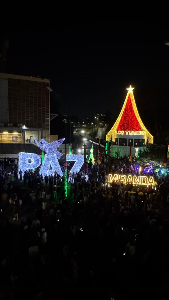 Encienden las luces de Navidad en los Altos