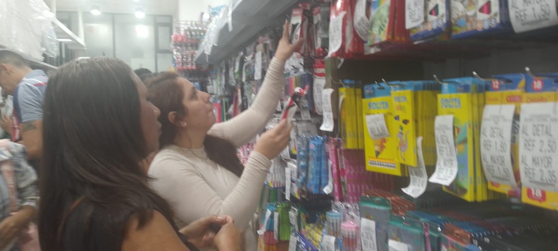 Continúan compras rezagadas de útiles escolares