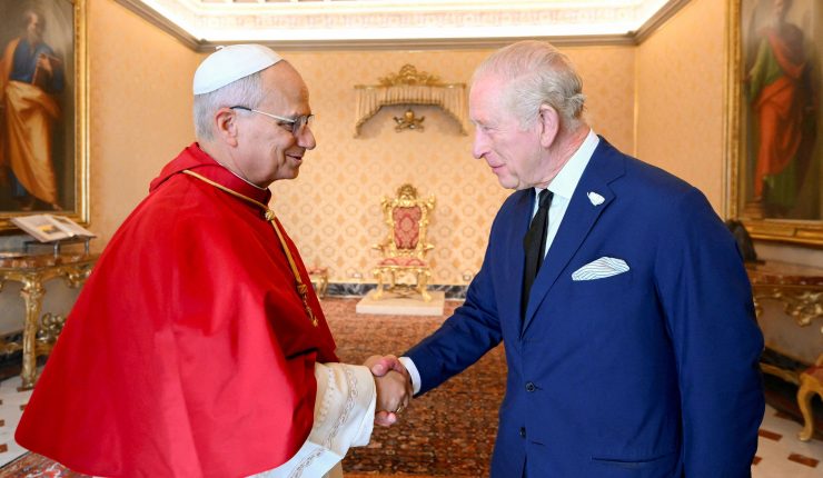 Rezan juntos el rey Carlos III y el papa León XIV