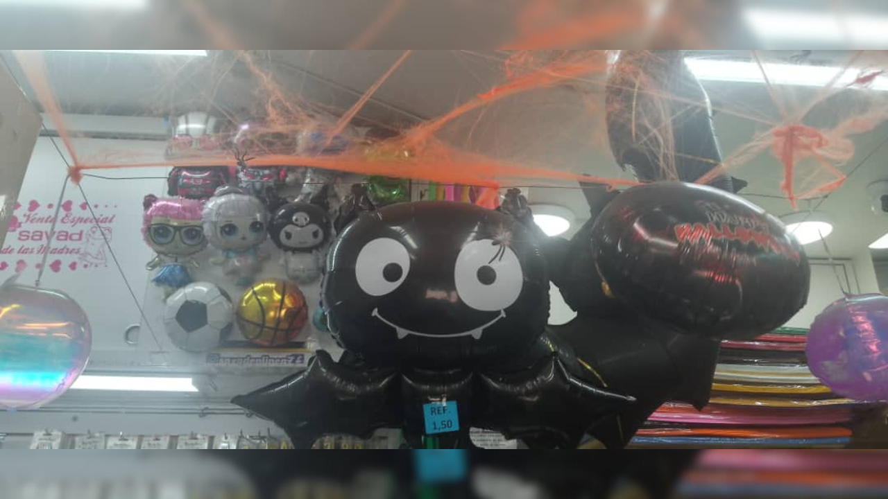 Artículos de Navidad y Halloween toman comercios