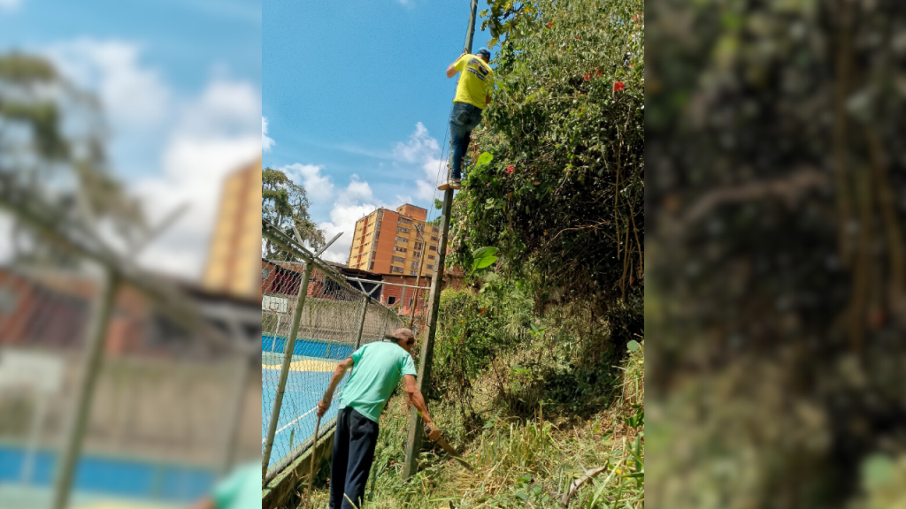Deportistas mantienen bonita la cancha de Ramo Verde