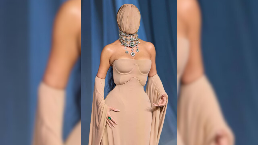 El extraño look de Kim
