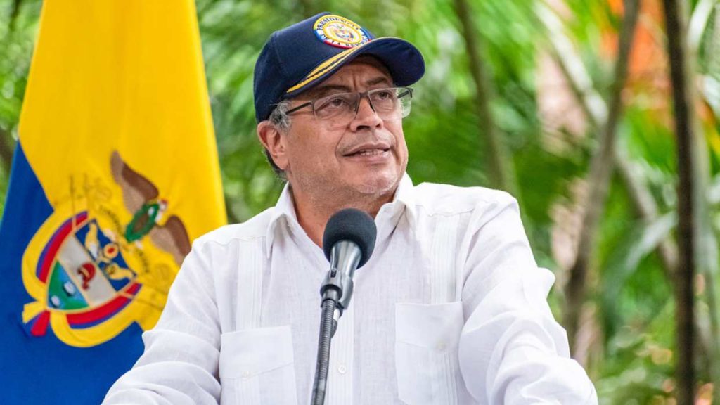 Petro critica absolución de Uribe