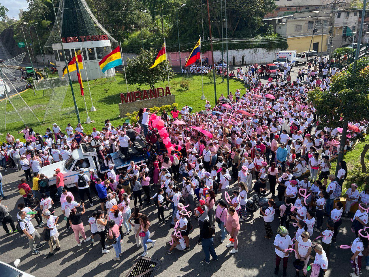 Masiva caminata por la prevención del cáncer de mama en Los Teques