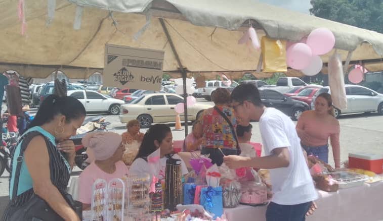 Mercado Municipal festejó el Día Rosa