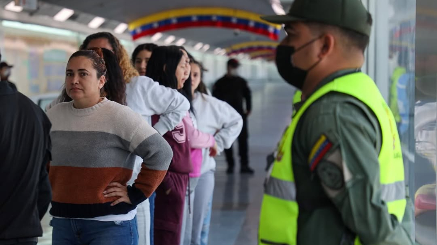 Llega vuelo 79 de deportados de EE.UU