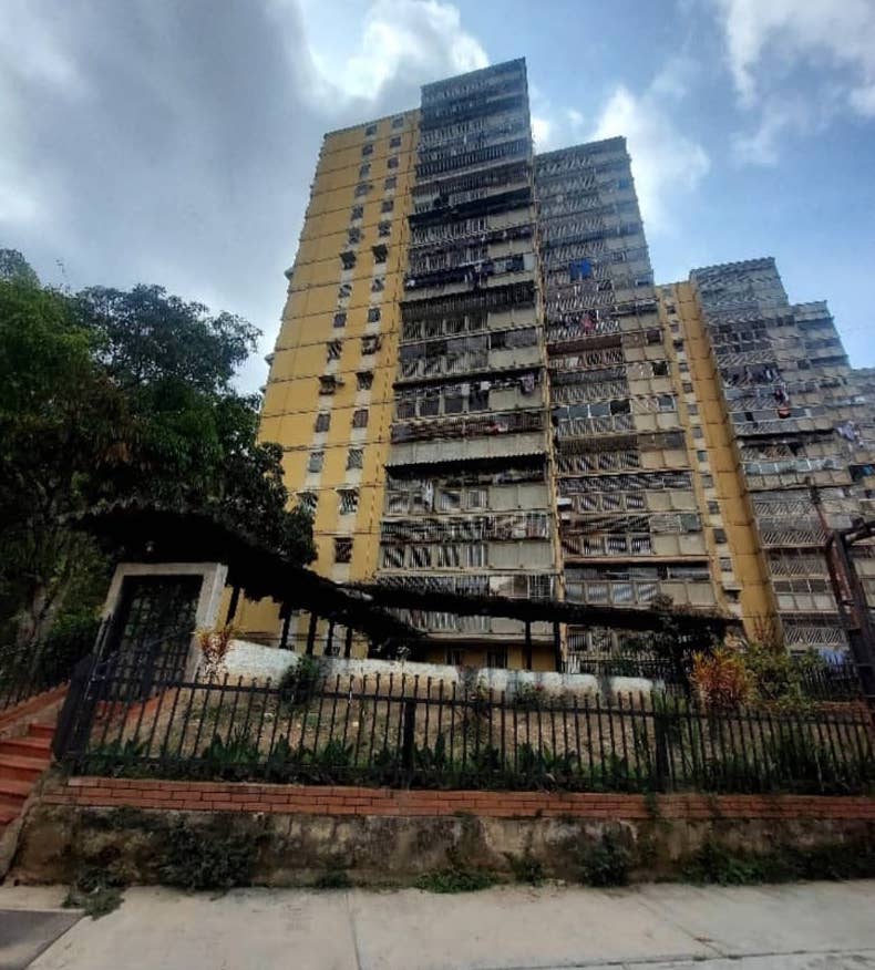 Afectados tres edificios por explosión de transformador