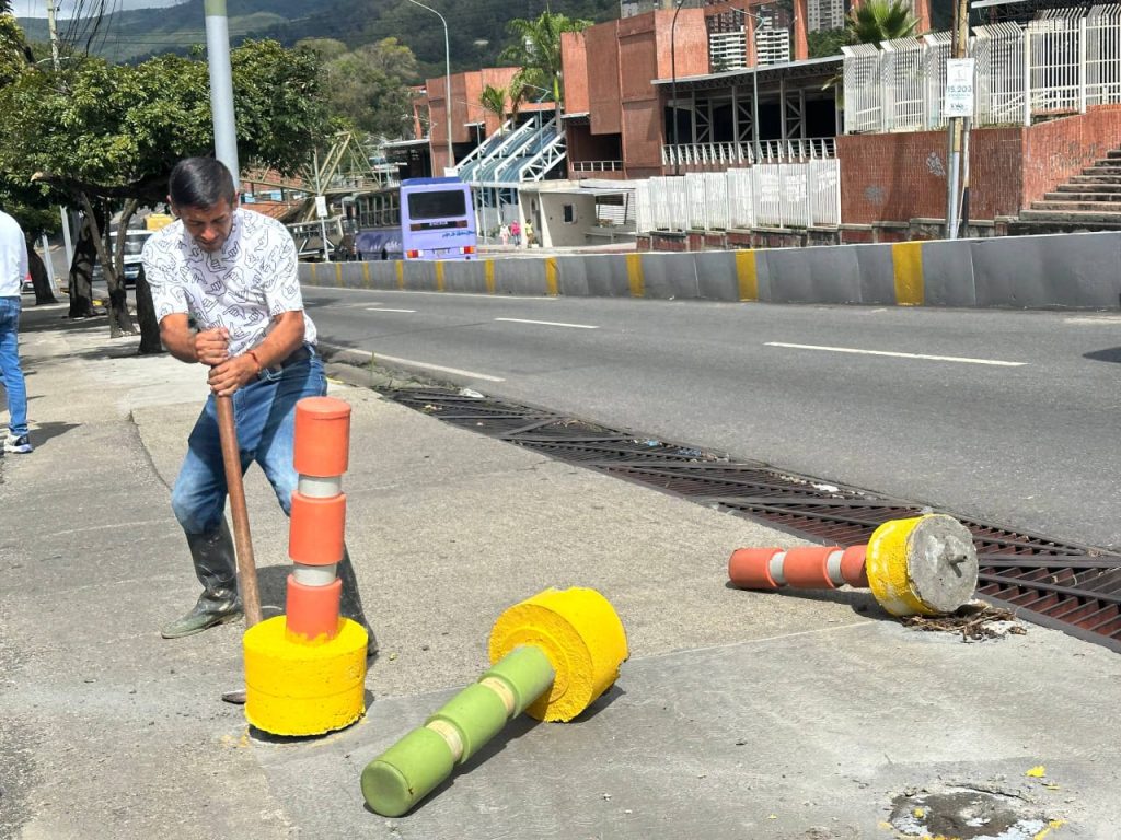 Alcaldía despejó entrada de centro comercial