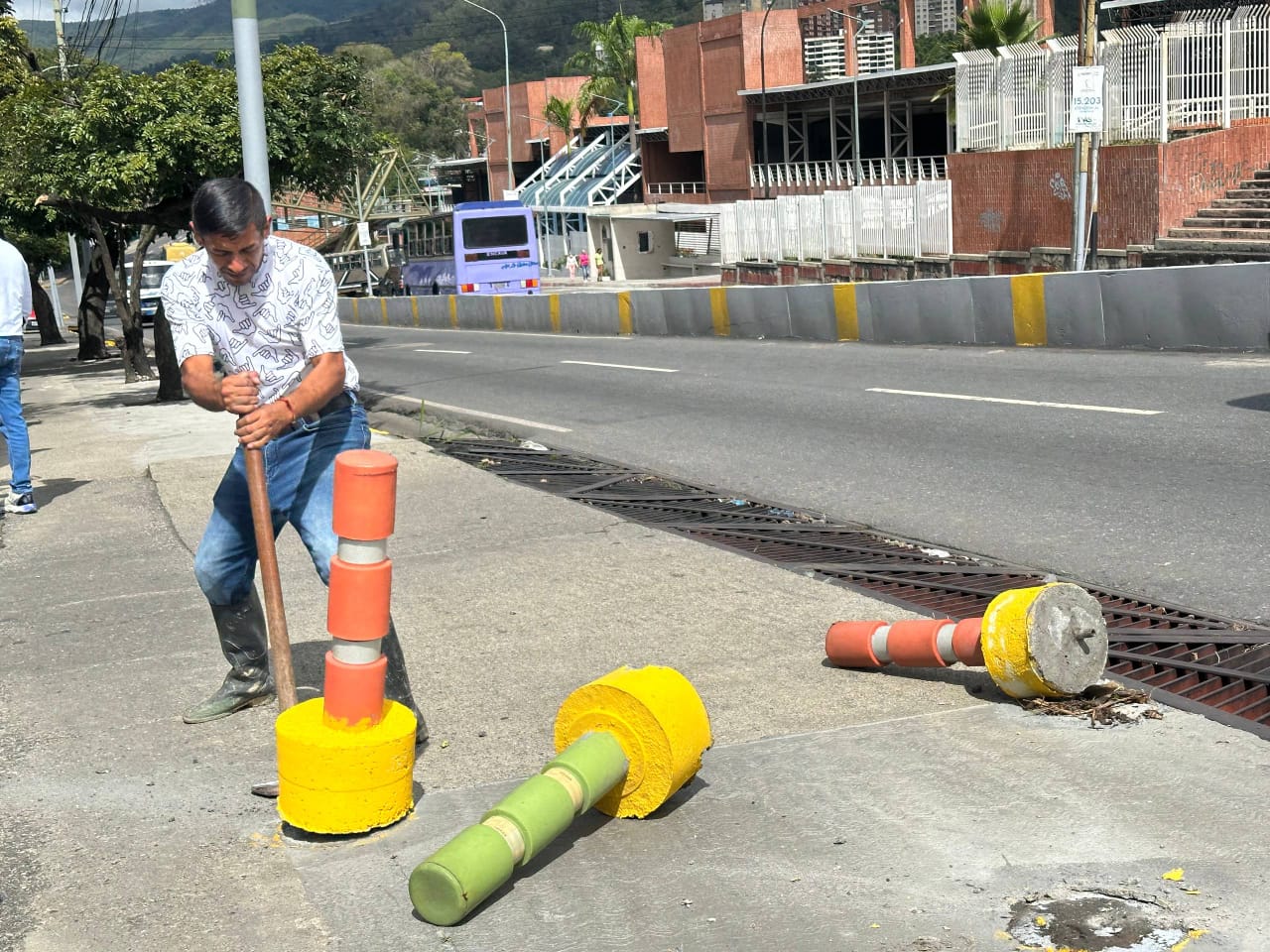 Alcaldía despejó entrada de centro comercial