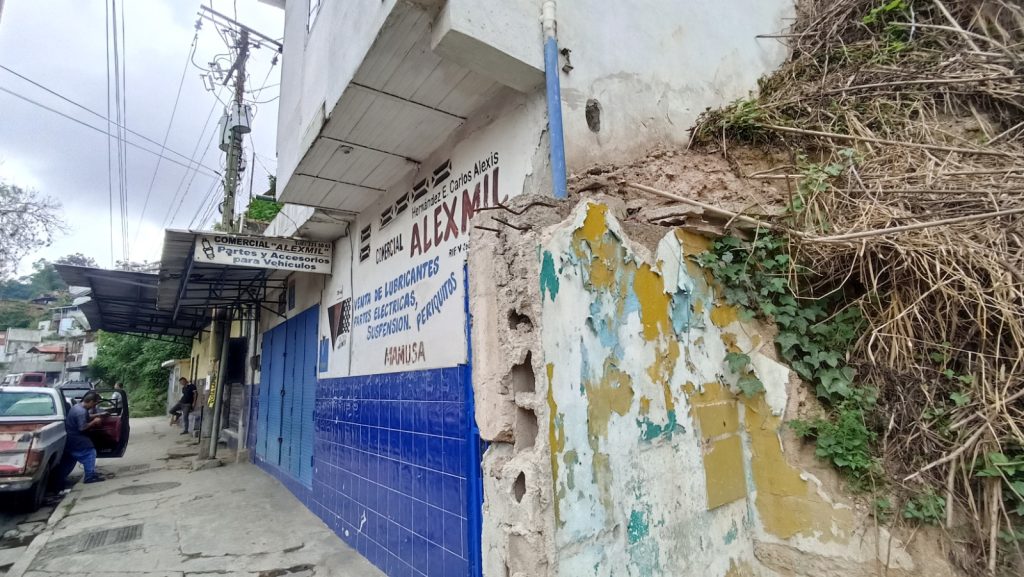 Trabajan en la calle tras desalojo de talleres