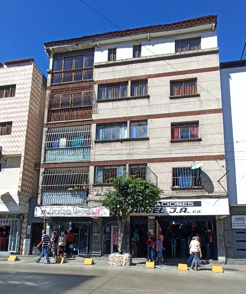 Ordenan desalojo de cinco familias de edificio