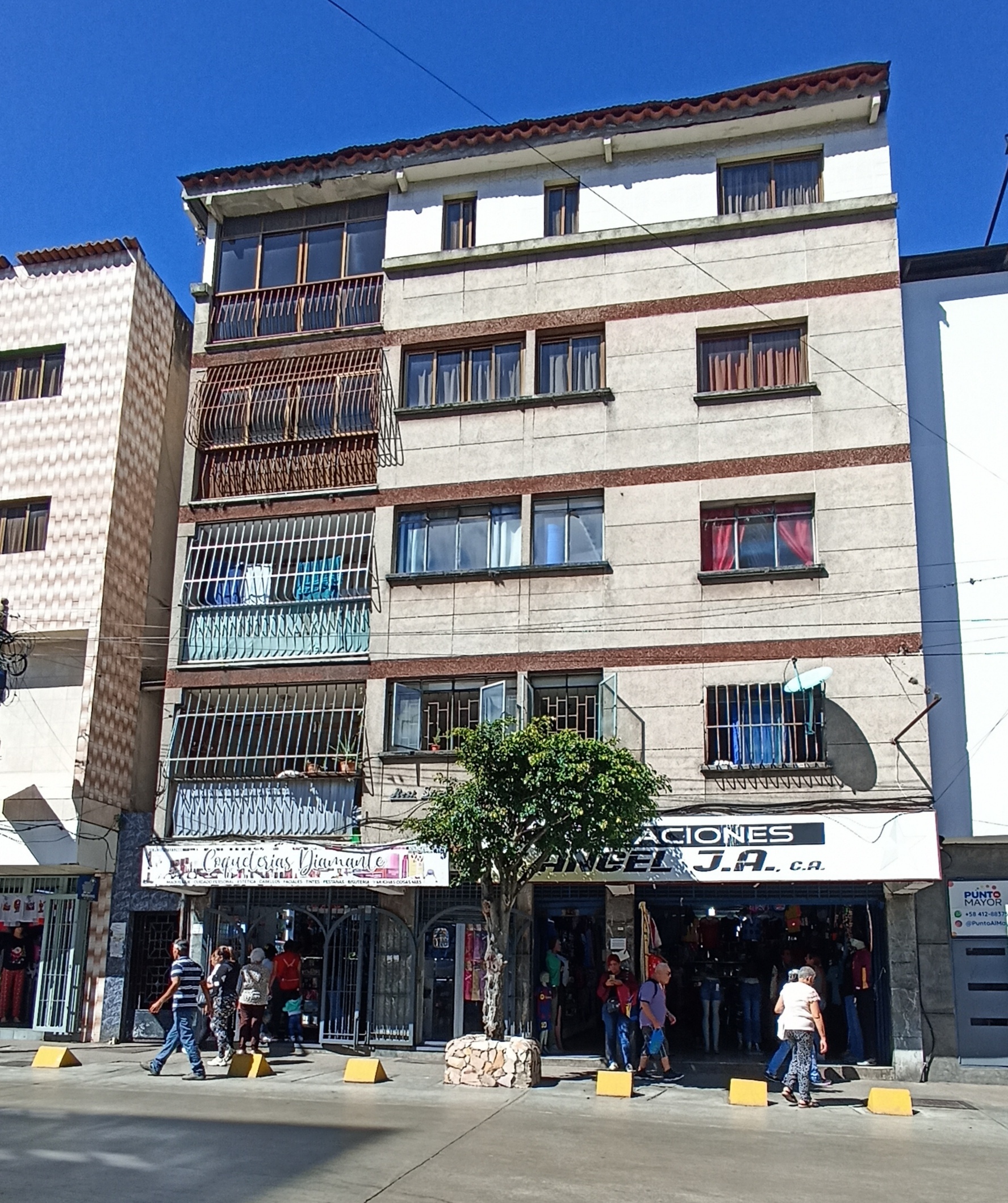 Ordenan desalojo de cinco familias de edificio