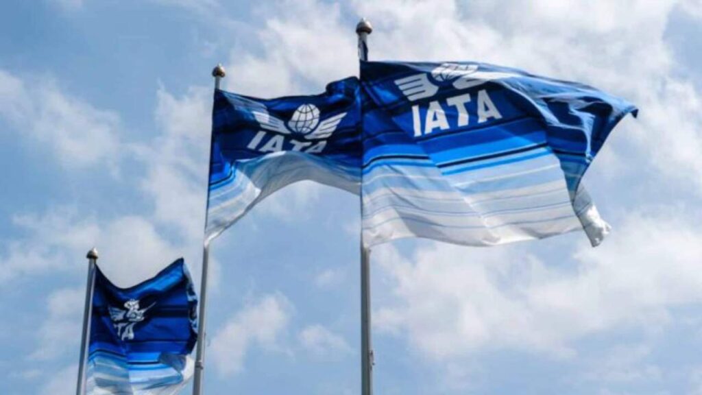 IATA pide al gobierno reconsiderar decisión de revocar los permisos de aerolíneas