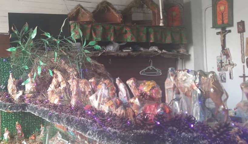 Venden piezas navideñas a precios económicos