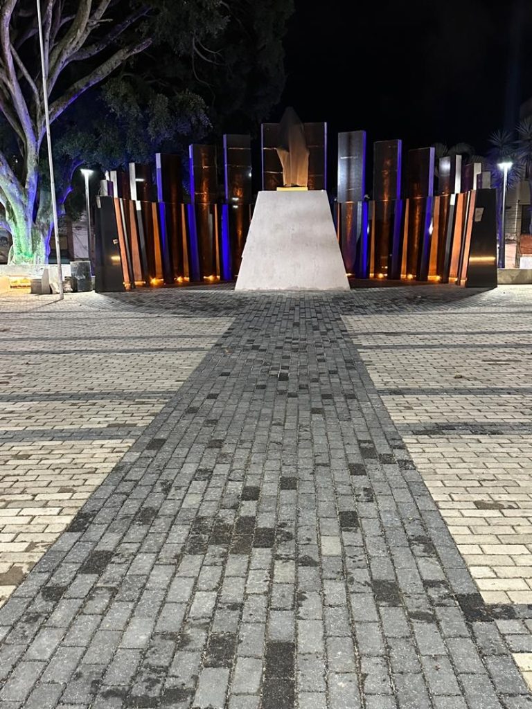 Empiezan a iluminar la plaza Miranda