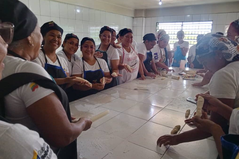Cocineros del PAE se capacitan en platos navideños