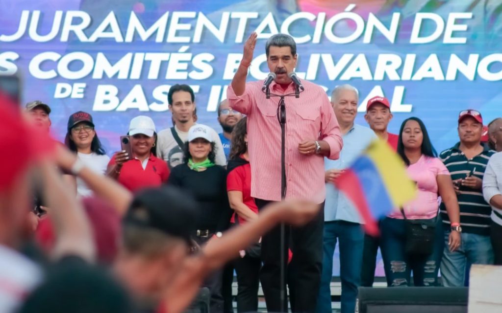 Maduro juramenta a 23 mil comités de base en Miranda