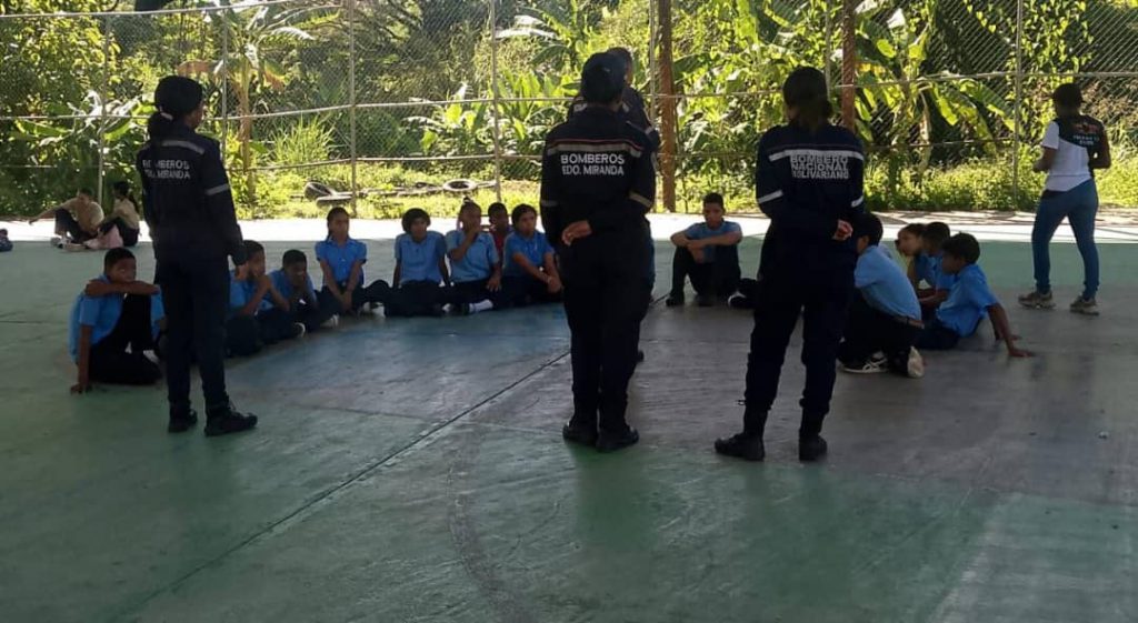 Enseñan a estudiantes a reaccionar ante situaciones de riesgo