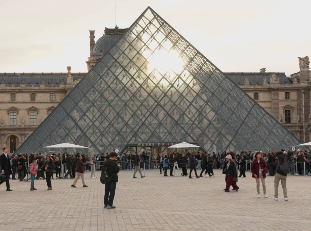 Implicados en robo en Louvre fueron presentados a las autoridades