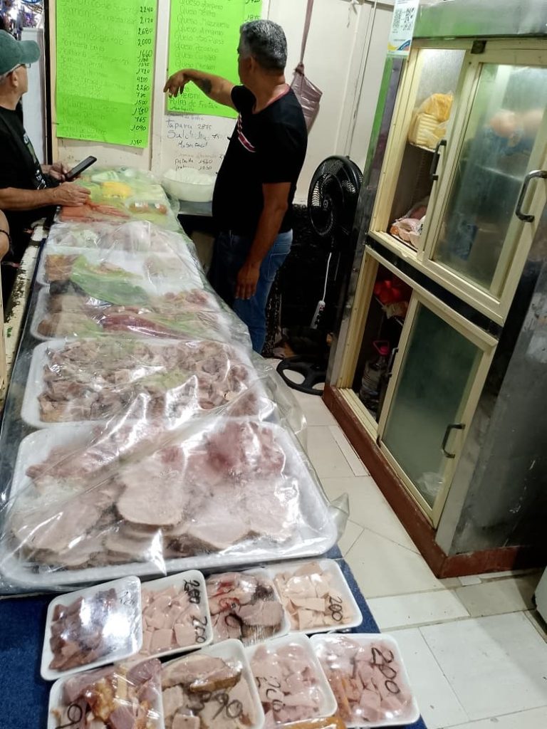 Retazos de jamón y queso se ofrecen en Bs. 200