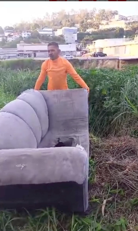 Lo pillan lanzando un mueble viejo al río San Pedro