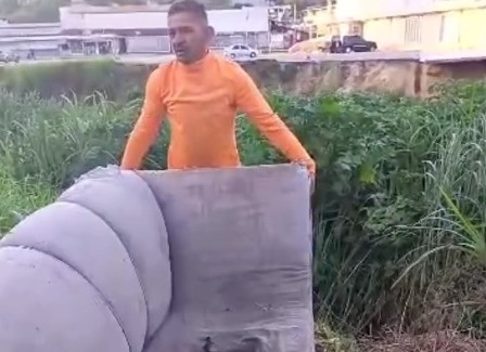 Lo pillan lanzando un mueble viejo al río San Pedro