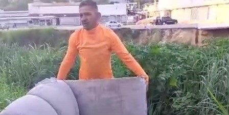 Lo pillan lanzando un mueble viejo al río San Pedro